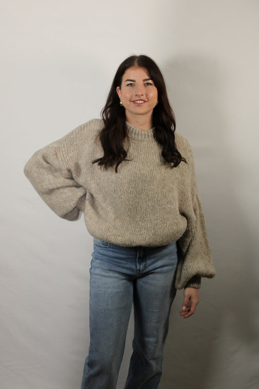 Taupe trui voor dames van Myjewellen: de Senna trui is een warme gebreide trui van een comfortabele wolmix.