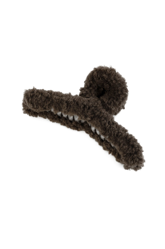 Teddy haarclip in het donkerbruin voor dames, een grote en zachte fluffy haarklem van Myjewellen.