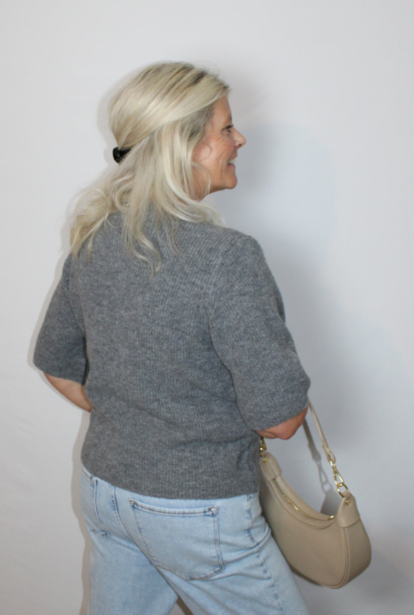 Grijs vestje dames – lichtgewicht knit met subtiele structuur | Myjewellen