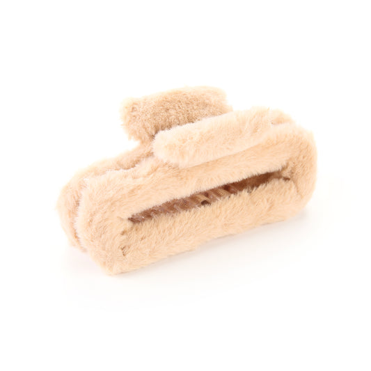 Trendy teddy haarklem voor dames in het beige, een grote en zachte fluffy haarclip van Myjewellen.