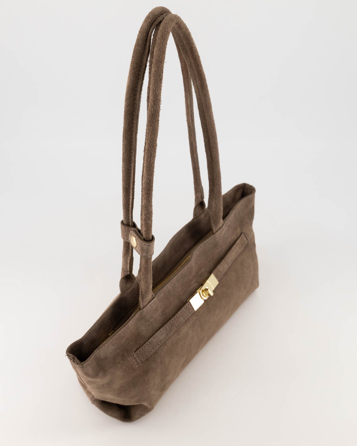 Zijaanzicht van taupe suède structured shoulder bag met gold hardware.