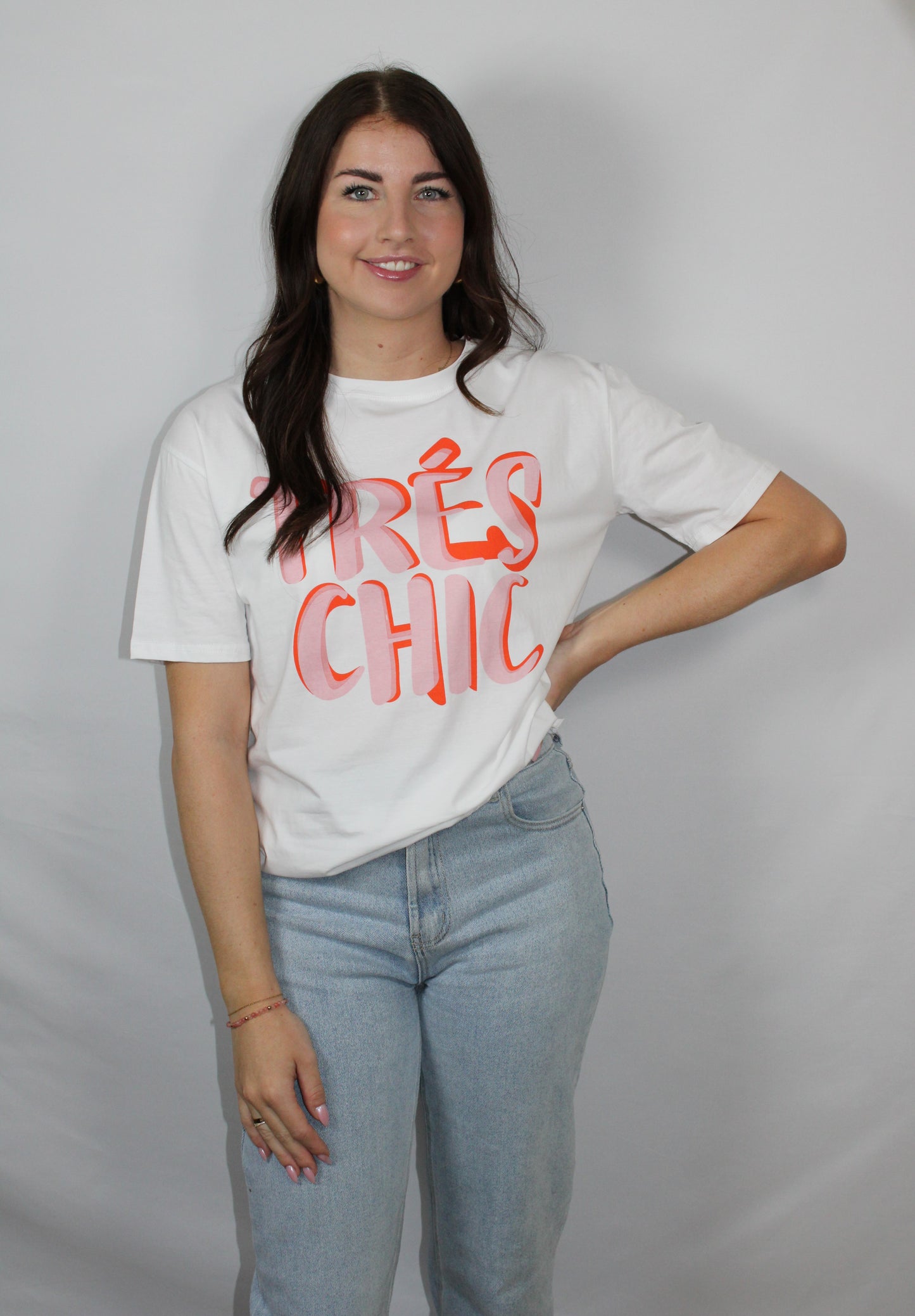 Wit dames T-shirt met korte mouwen, lichte oversized fit en de tekstopdruk 'Trés Chic' – Myjewellen kleding.
