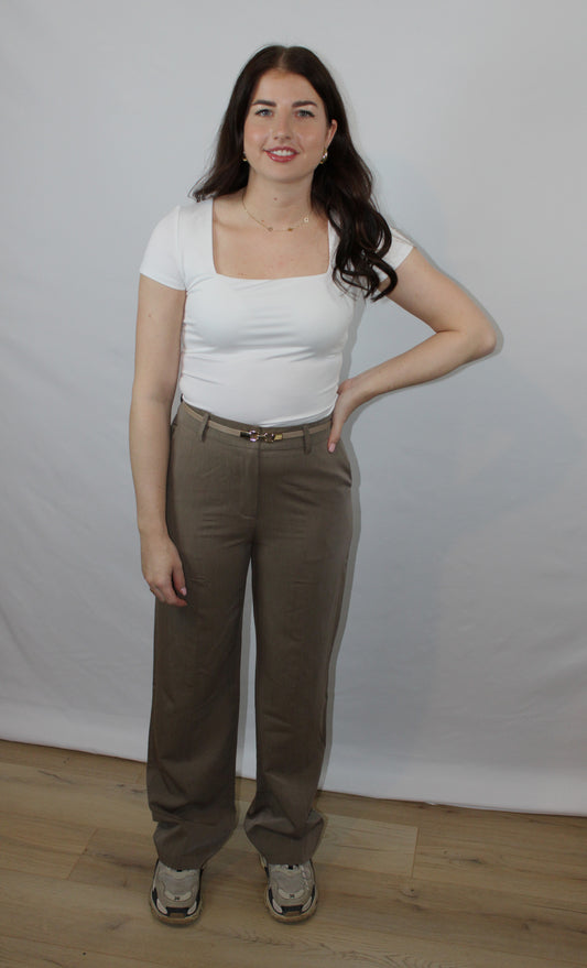 Wit dames T-shirt met vierkante hals en korte mouwen, gedragen door een model op een pantalon.