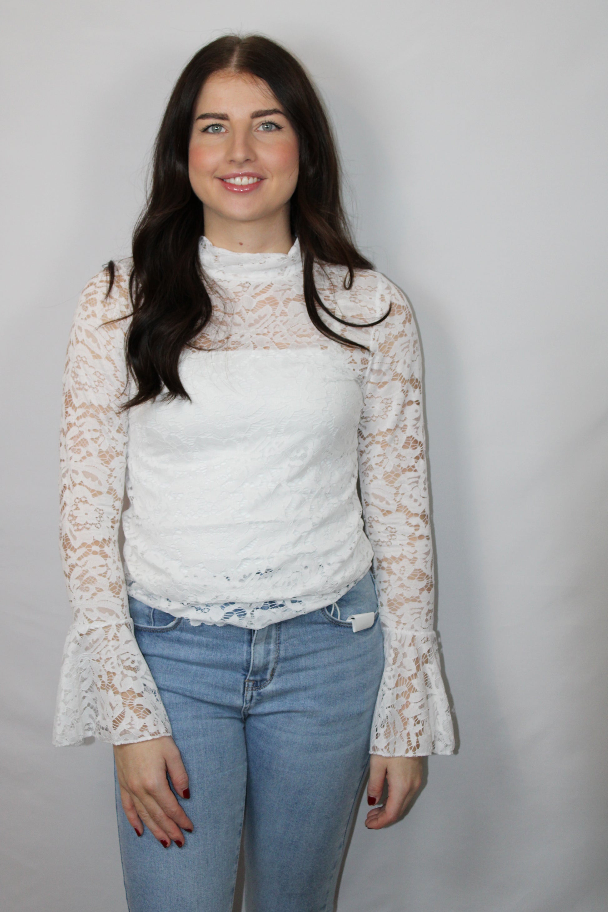 Witte kanten top Lana van Myjewellen: een elegante dames mesh top met lange mouwen en een ronde hals.