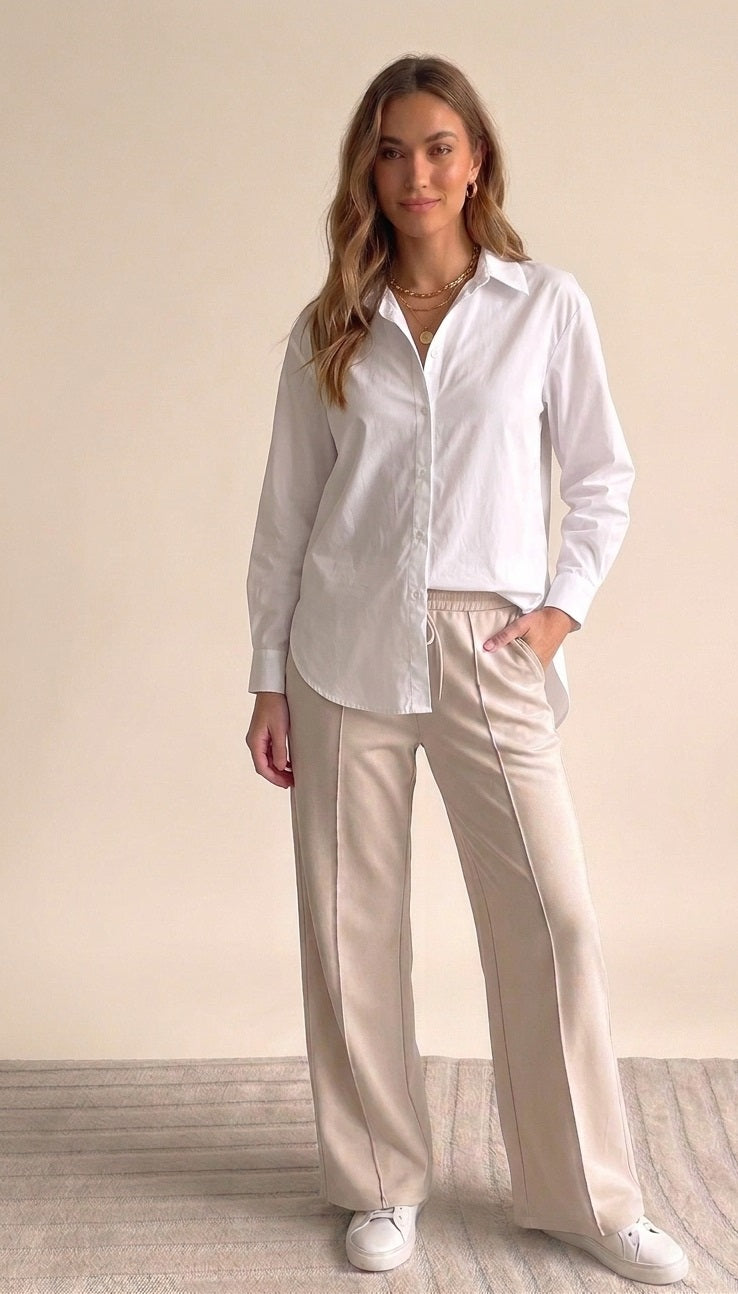 Witte katoenen blouse Mara van Myjewellen: een ruimvallende dames blouse van 100% ademend katoen met een knoopsluiting.