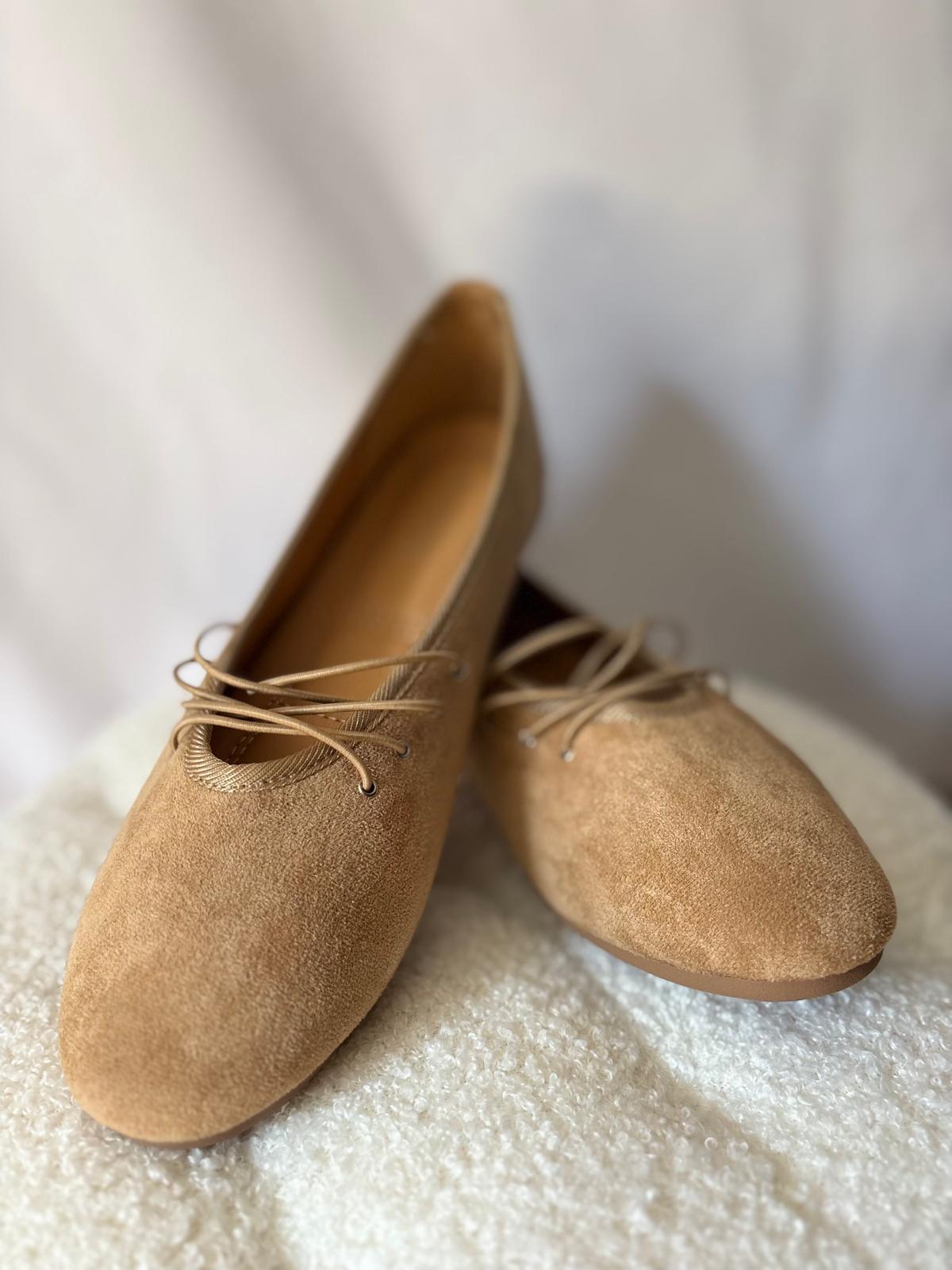 zandkleurige-ballerinas-dames-detail-vetertje.