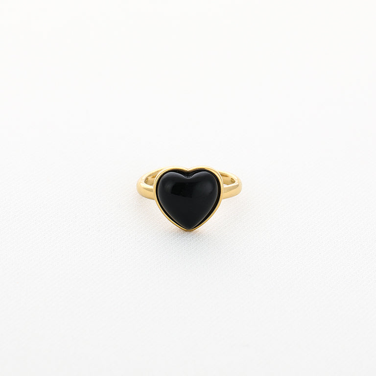Ring Hart Zwart van Myjewellen: een goudkleurige verstelbare damesring van stainless steel met een subtiel zwart hartje