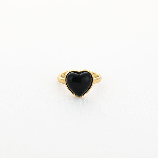 Ring Hart Zwart van Myjewellen: een goudkleurige verstelbare damesring van stainless steel met een subtiel zwart hartje