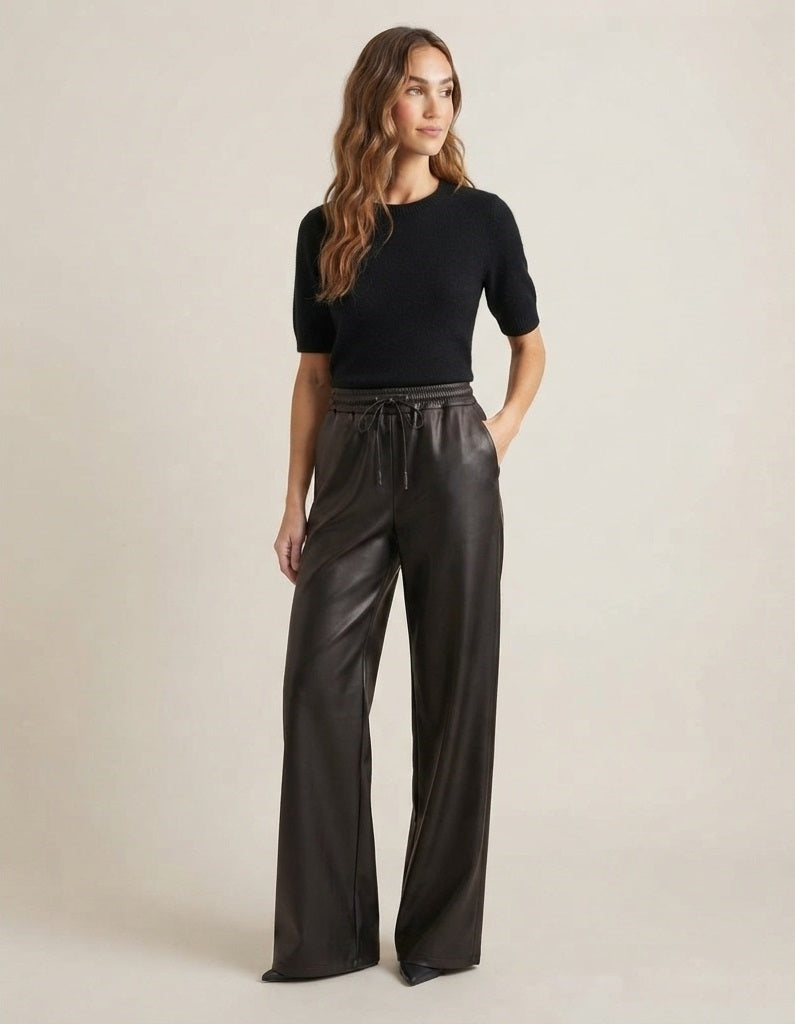 Zwarte PU lederlook dames broek met wijde pijpen en een elastische tailleband met aantrekkoord