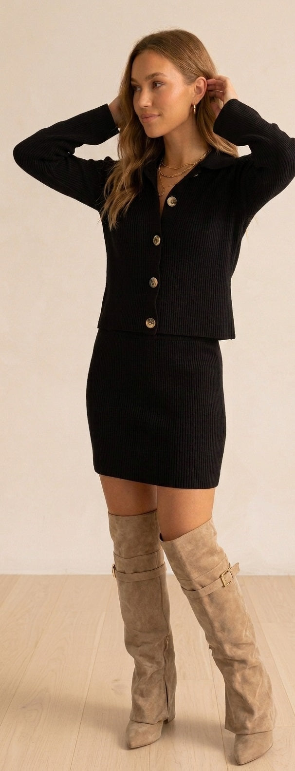 Zwarte rok en trui set Yara van Myjewellen: een elegante tweedelige gebreide dames co-ord set van zachte viscose stretchstof.