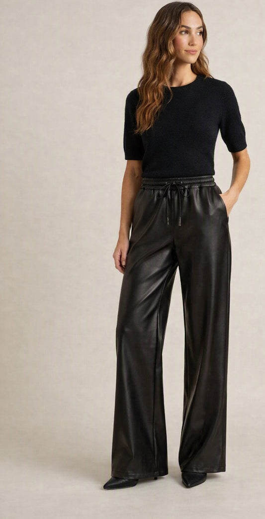 Elegante alpacoa top in zwart gestyled in een najaarsoutfit met een zwarte PU lederlook wide leg broek van Myjewellen